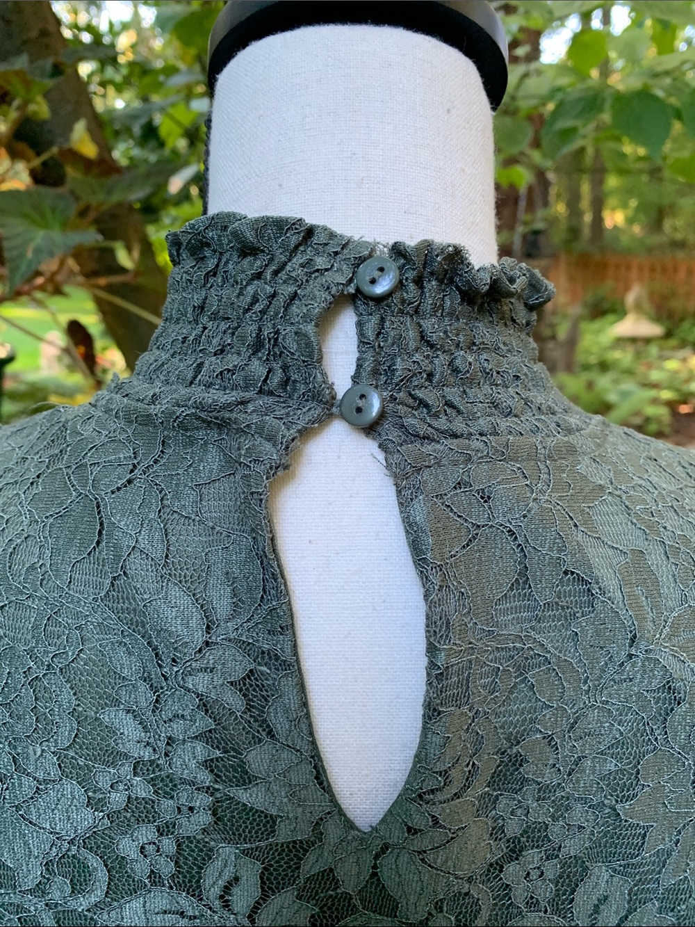 Cable & Gauge Lace Flutter Sleeve Mock Neck Top in Sage Green NWT - Picture 7 of 12